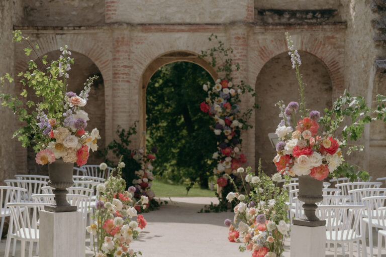 Blog de mariage, cérémonie dans une chapelle dans le Gers, décoration florale, location de mobilier mariage, chaises et bouquets,